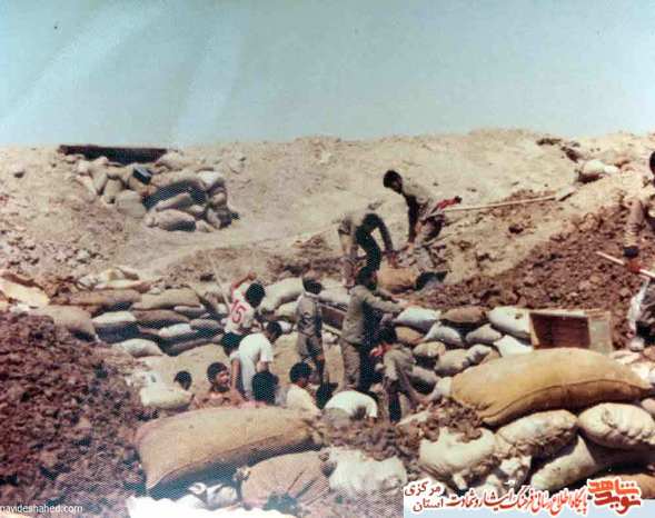 فروردین 1363 منطقه پاسگاه زید در حال ساخت سنگر اجتماعی