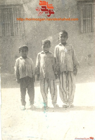 تصویر دوران کودکی شهید در جمع همسالانش