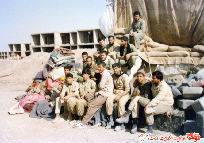 از چپ: شهید سید احد متولی زاده - سید محمد احمدی - امیر معینی - سیف الله ناصری - علی اصغر مرادی - علی حسنی فرد - علی اصغر آدینه - فتاحی - معماریان - علی - هادی فتحی - رضا آدینه - سعید کاوه 