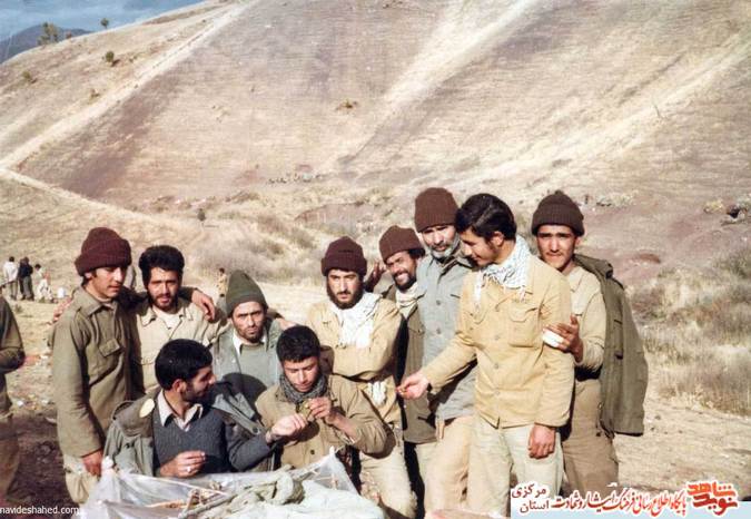 از چپ: ایستاده: شهید حمید صالح رعیتی - عبداله صداقت - رضا مقدسی - حسن چمرانی - شهید موسی تفرشی - فرقانی - سیف الله اسماعیلی - رحیم توسل. نشسته: یوسف فکری - شهید علیرضا قربانلی