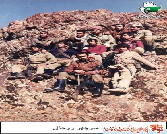 ردیف اول افراد نشسته نفر دوم سمت چپ تصویر، شهید منوچهر روحانی