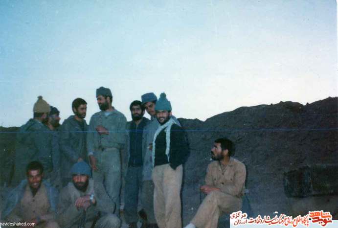 از چپ: شهید مهدی اسماعیلی - ... - عباس رحیمی - شهید رحیم آنجفی - حسن تره مزی - شهید ابوالفضل آهنگرانی - محمد بهرامی - نشسته: شهید ابراهیم جمالی - کریم آنجفی - ...