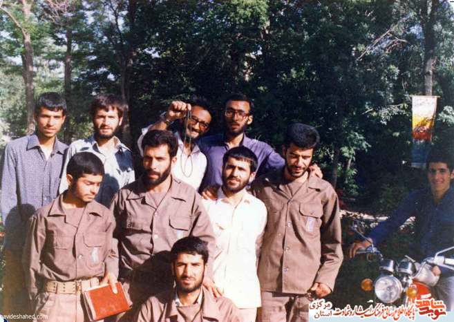 از چپ: محمود شریعتی - شهید اکبرعلی محمدی - بهمن ربیعی - شهید سیدعباس سجادی - جعفر فرجی - جمشید مرادی - محمد بهرامی - ابوالفضل امیری - نشسته بهروز تقی زاده