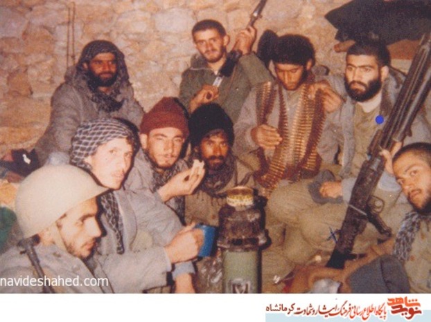 شهید داوود شهلایی- سمت راست- نفر دوم