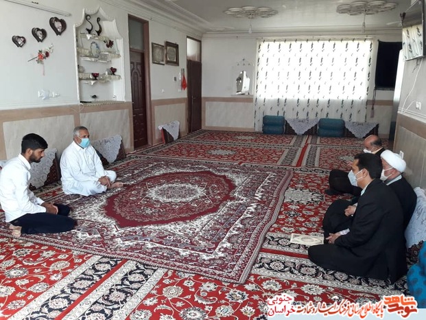 دیدار مدیرکل بنیادشهید و امور ایثارگران با خانواده شهدا
