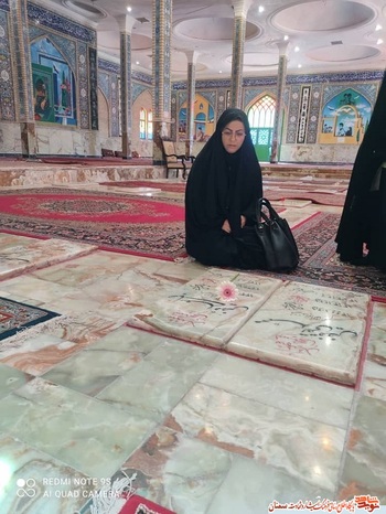ادای احترام دختران شهدای شهرستان سرخه به پدر شهیدشان به مناسبت روز دختر- بیست و دوم خردادماه ۱۴۰۰ گلزار شهدای سرخه