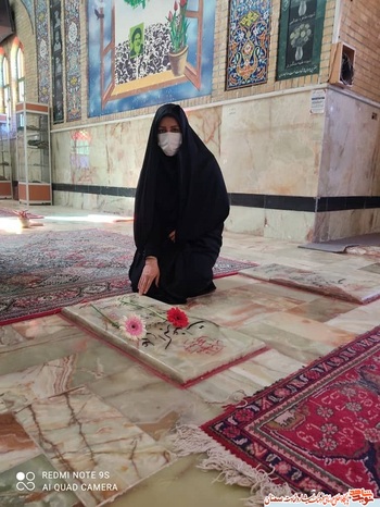 ادای احترام دختران شهدای شهرستان سرخه به پدر شهیدشان به مناسبت روز دختر- بیست و دوم خردادماه ۱۴۰۰ گلزار شهدای سرخه