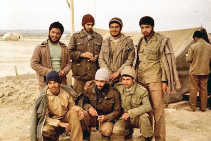 ایستاده از راست: هادی یونسیان، ناصر شیخ کبیر، حاج رضا واحدی، حمزه حیدری/ 
نشسته از چپ: فرهاد نظری، علی نقی، برادر بوجار