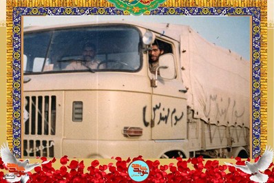 نفر سمت راست شهید غلامرضا براتی