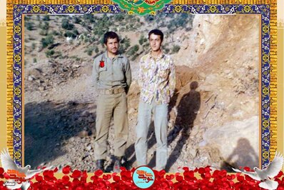 نفر سمت چپ شهید محمدعلی بنائیان‌سفید